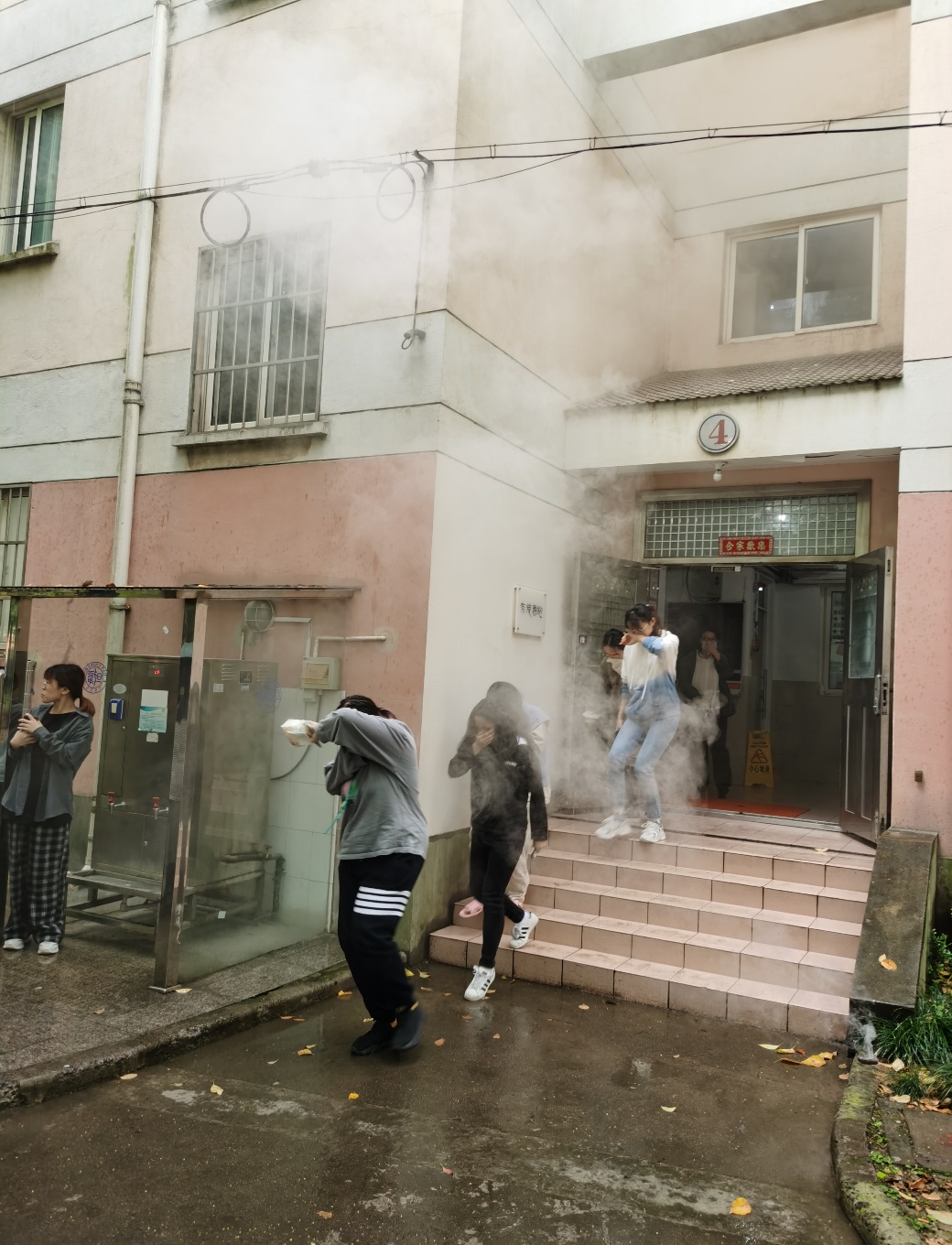 复旦大学开展学生宿舍消防安全疏散演练